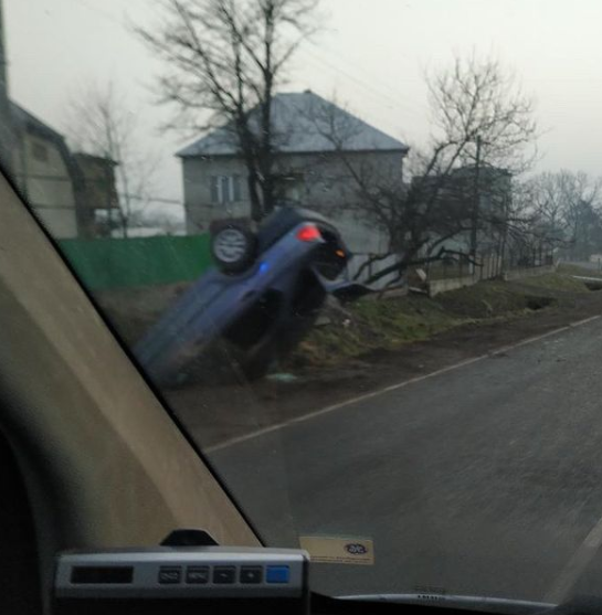 Ранкова автопригода на Закарпатті: авто перекинуло у кювет