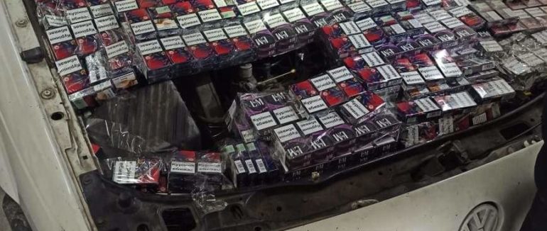 Цигарки були всюди: на Закарпатті затримали іноземця контрабандиста