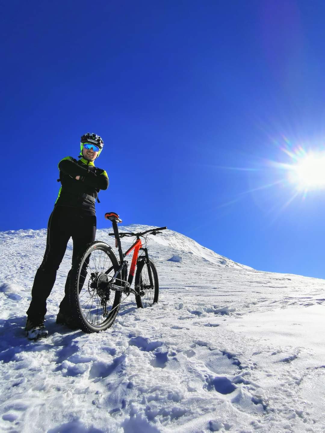 На Говерлу велосипедом: Роман Шутка піднявся на найвищу гору України