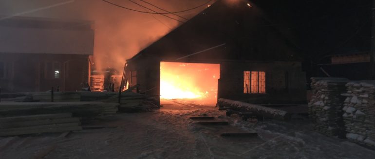 Нічна пожежа на Тячівщині: горіла одноповерхова будівля місцевого цеху