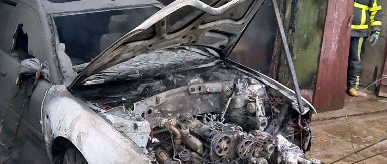 Пожежа неподалік Мукачева: вогонь поширився по салону авто та приміщенні гаража