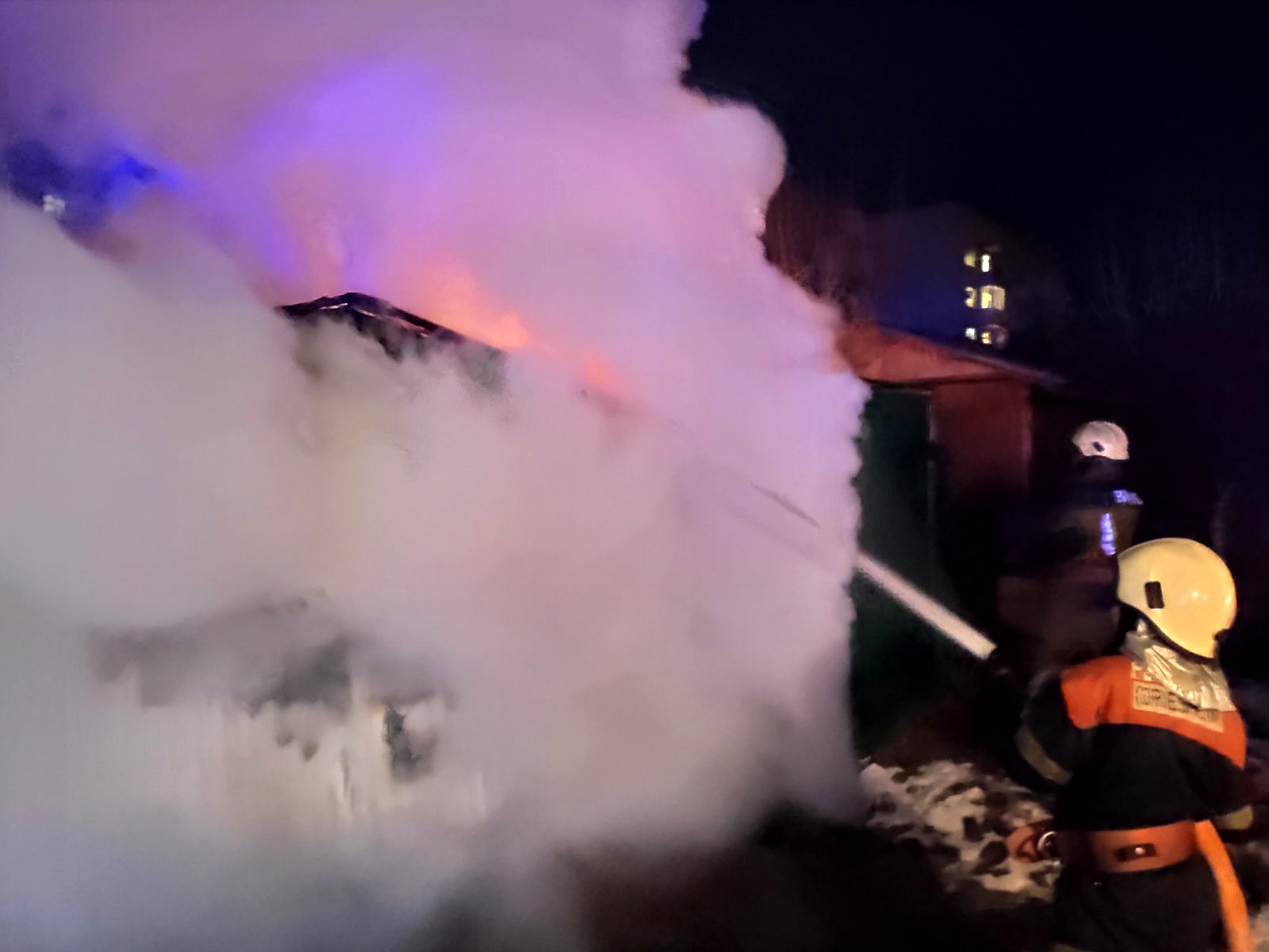 Автівку знищено вщент: вечірня пожежа в Ужгороді