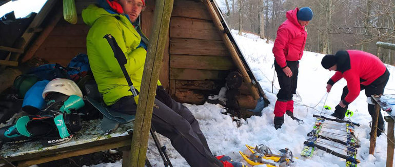 В горах на Закарпатті рятувальники допомогли двом травмованим туристам