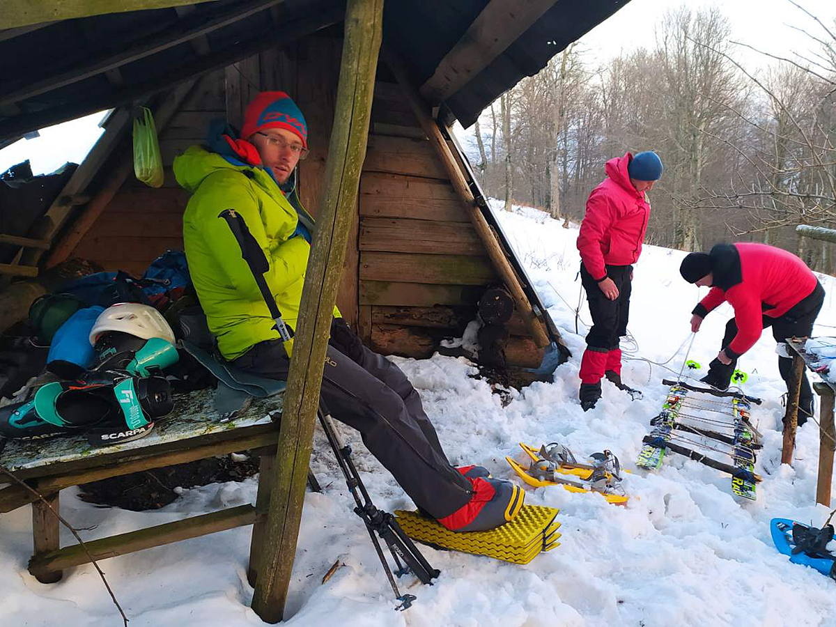 В горах на Закарпатті рятувальники допомогли двом травмованим туристам