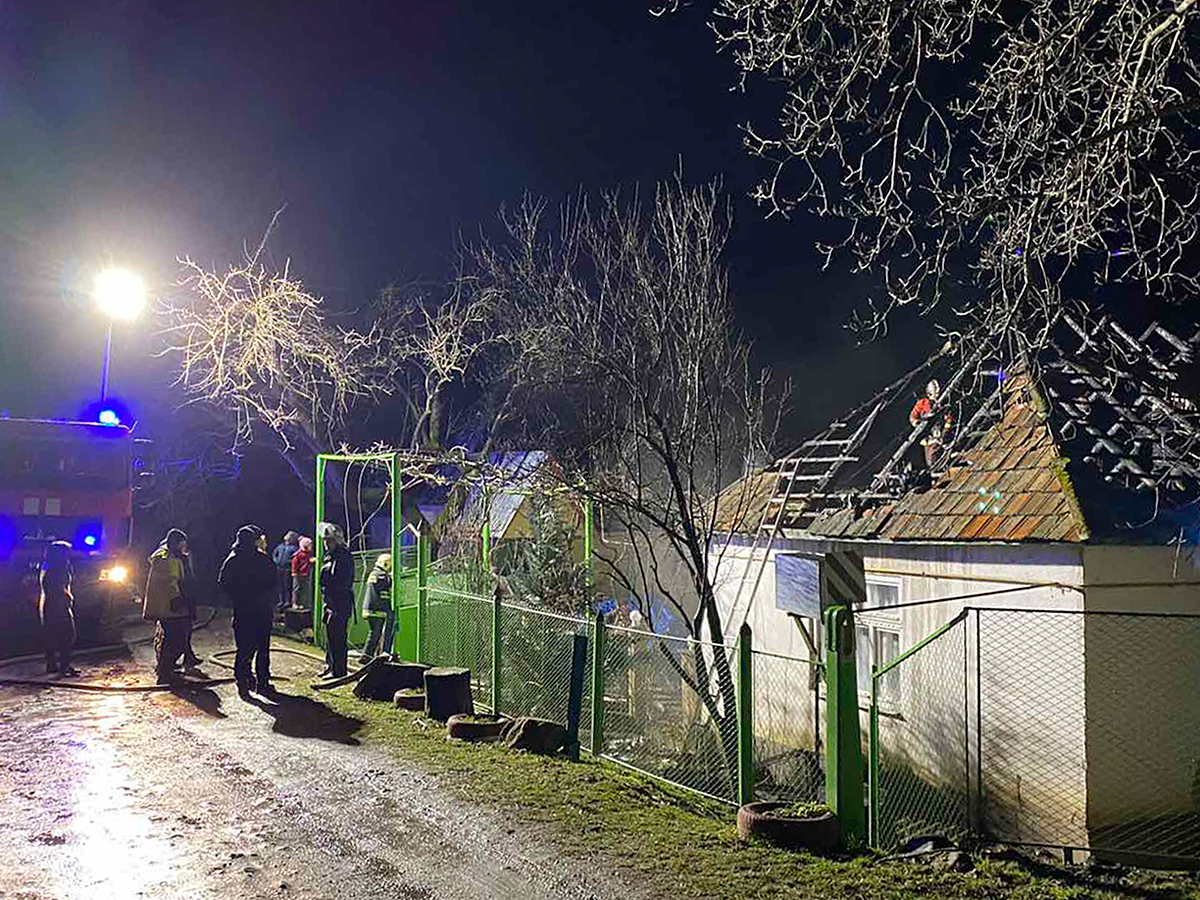 Спав і невідчував, що його будинок горить: пожежа на Хустщині