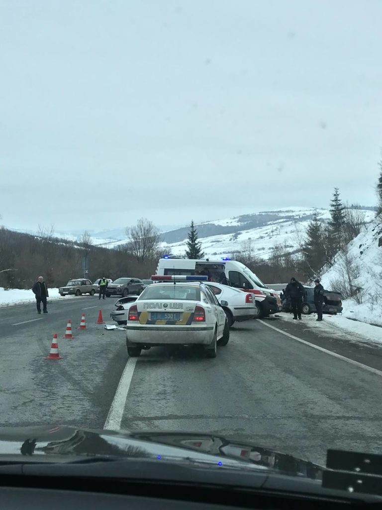 Закарпаття, нижні Ворота, пост поліції, автівки, зіткнення, автотроща, траса Київ-Чоп