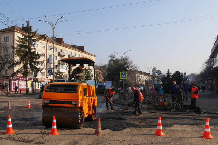 Утворилися за період зими: в Ужгороді почали латати жахливі ями