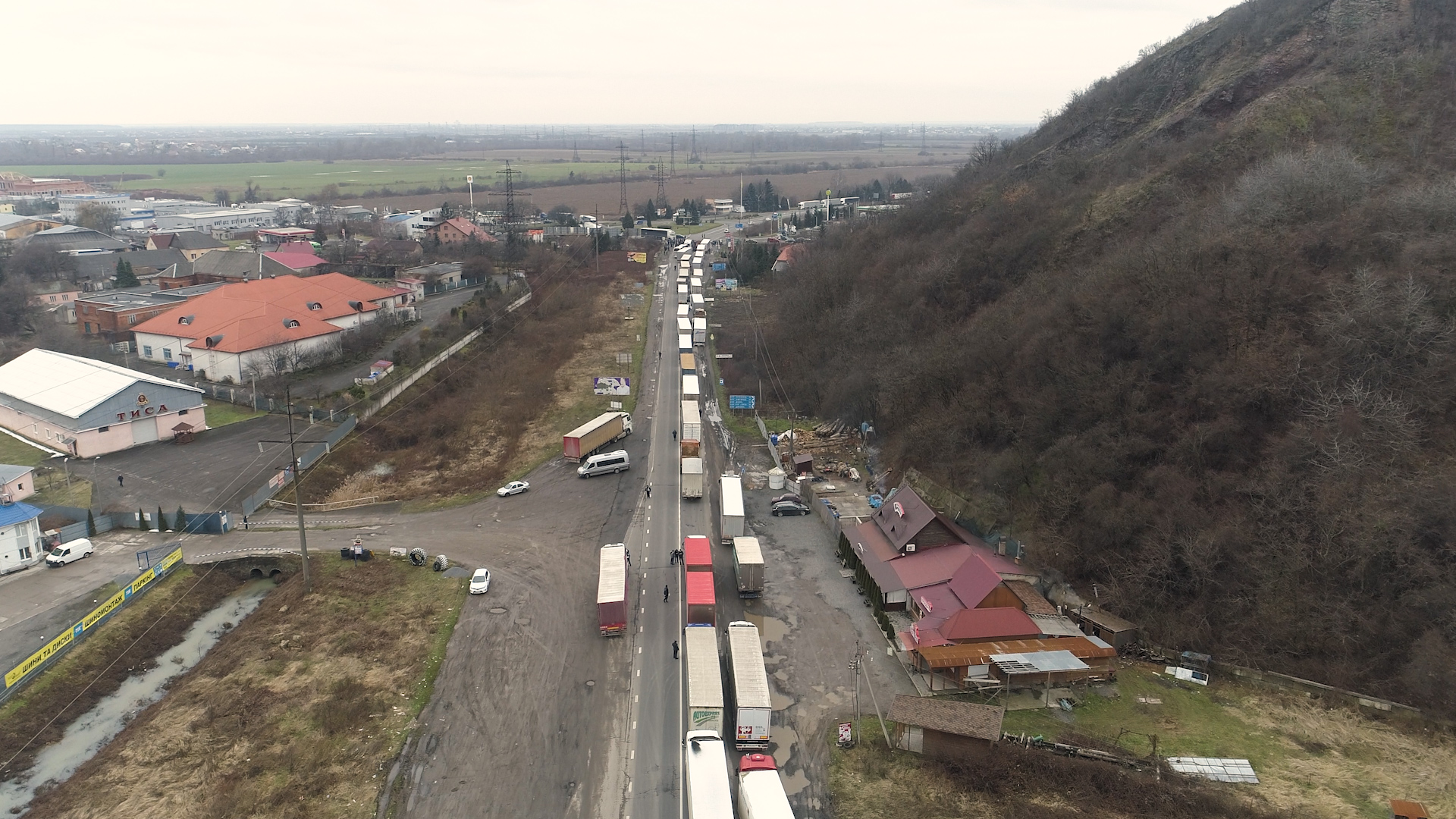 Перекриття автошляху: закарпатці протестували через захмарні тарифи
