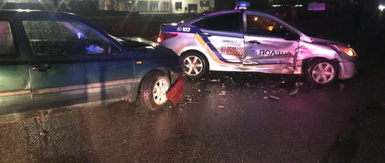 20-річний водій в’їхав у службове авто поліцейських: внаслідок зіткнення постраждала офіцерка