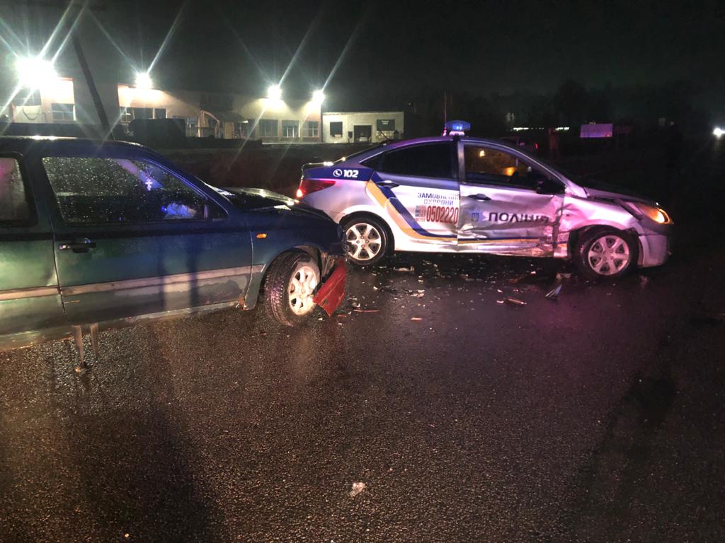20-річний водій в’їхав у службове авто поліцейських: внаслідок зіткнення постраждала офіцерка