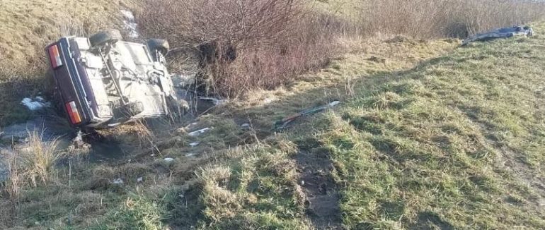 Авто перекинуло у кювет: на Тячівщині водій збив двох неповнолітніх хлопчиків