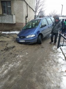 У Виноградові автомобіль провалився під землю