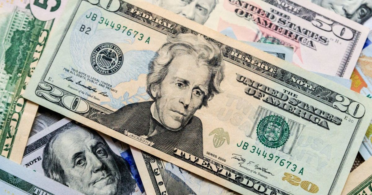 Курс валют на 23 лютого: скільки коштують долар і євро