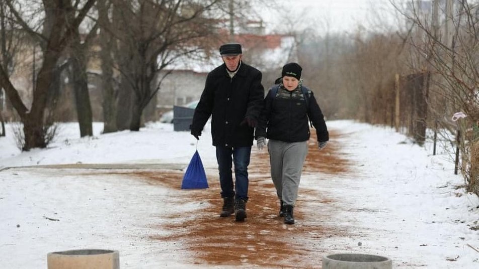 Краків бере приклад зі Львову: щоб уникнути слизьких тротуарів посипають їх кавовою гущею