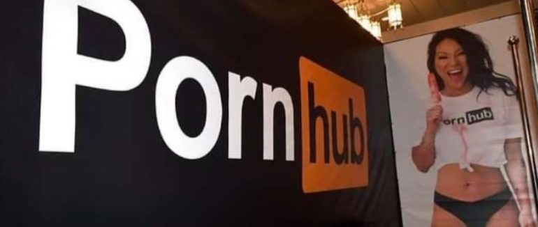 Pornhub впроваджує паспортний контроль