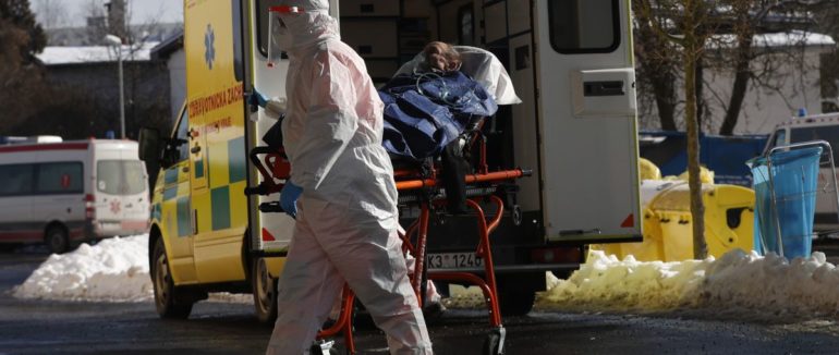 Польщу накрила третя хвиля коронавірусу: Уряд планує скасувати останні послаблення