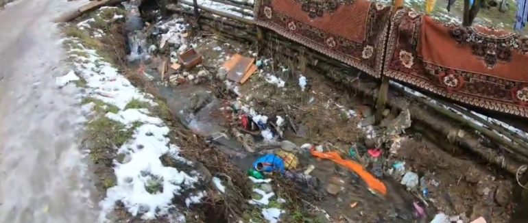 Екокатастрофа на Міжгірщині: роми викидують сміття прямо в річку