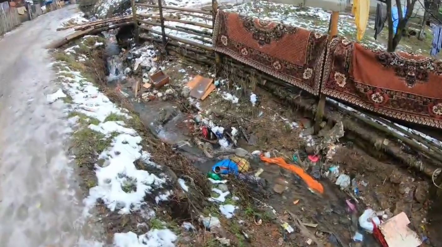 Екокатастрофа на Міжгірщині: роми викидують сміття прямо в річку