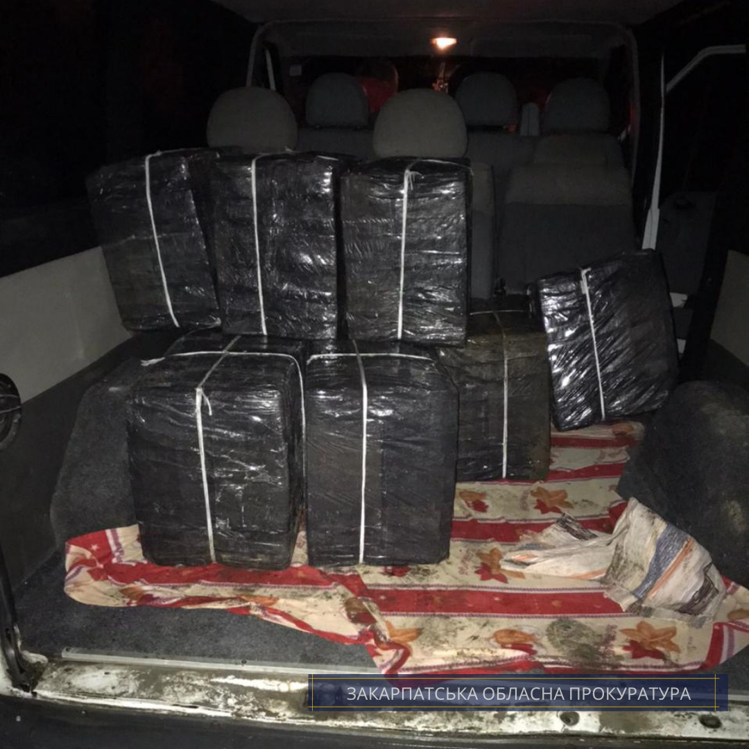 На Закарпатті накладено арешт на мікроавтобус, який транспортував безакцизні сигарети
