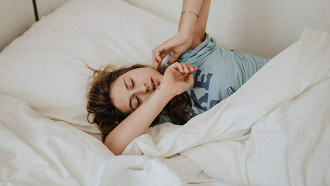 Лікарка поділилася секретом, як швидко заснути: вся суть у шкарпетках