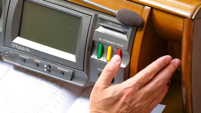 Вперше в історії нардепу повідомили про підозру за кнопкодавство