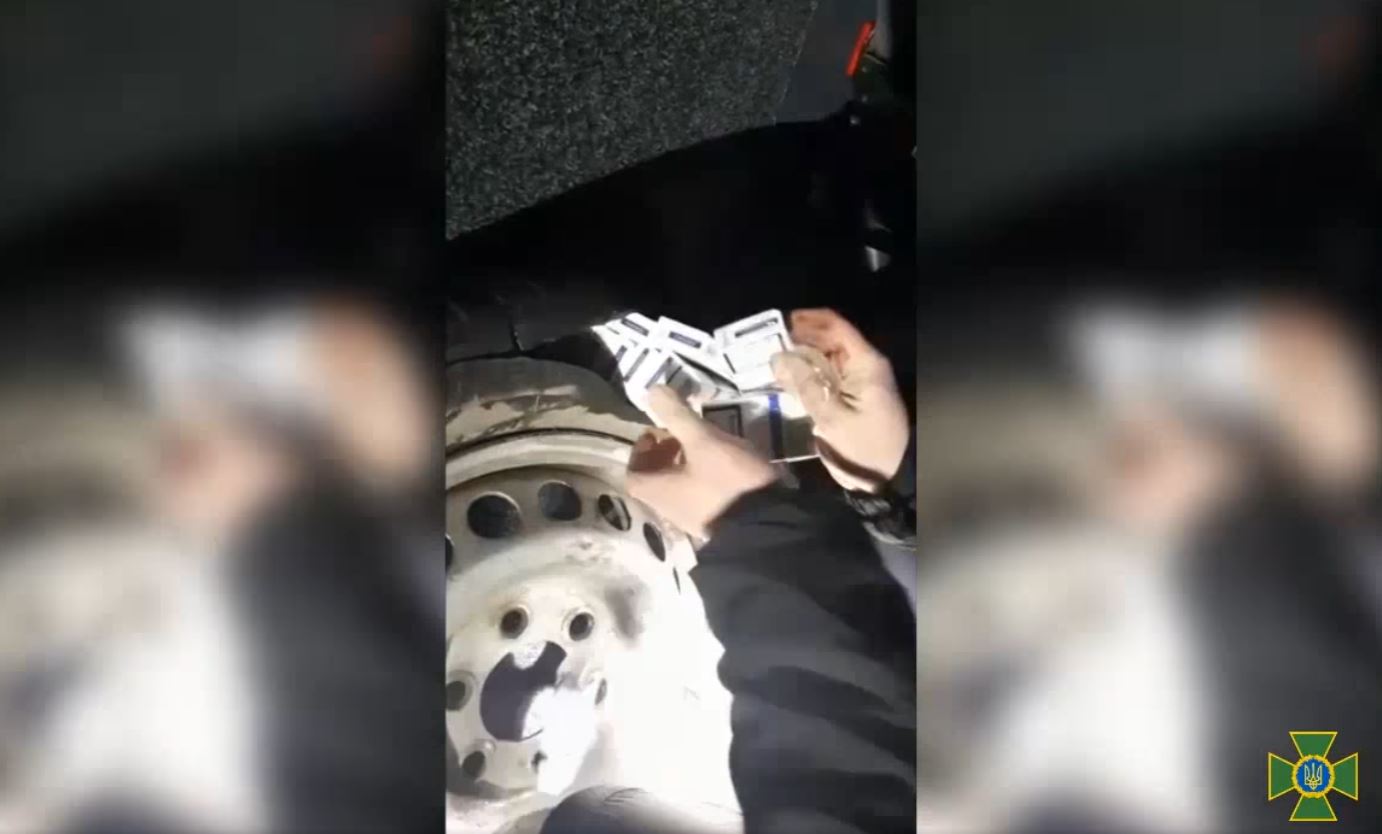 Тютюнова контрабанда у запасному колесі: на Закарпатті затримали 35-річного угорця