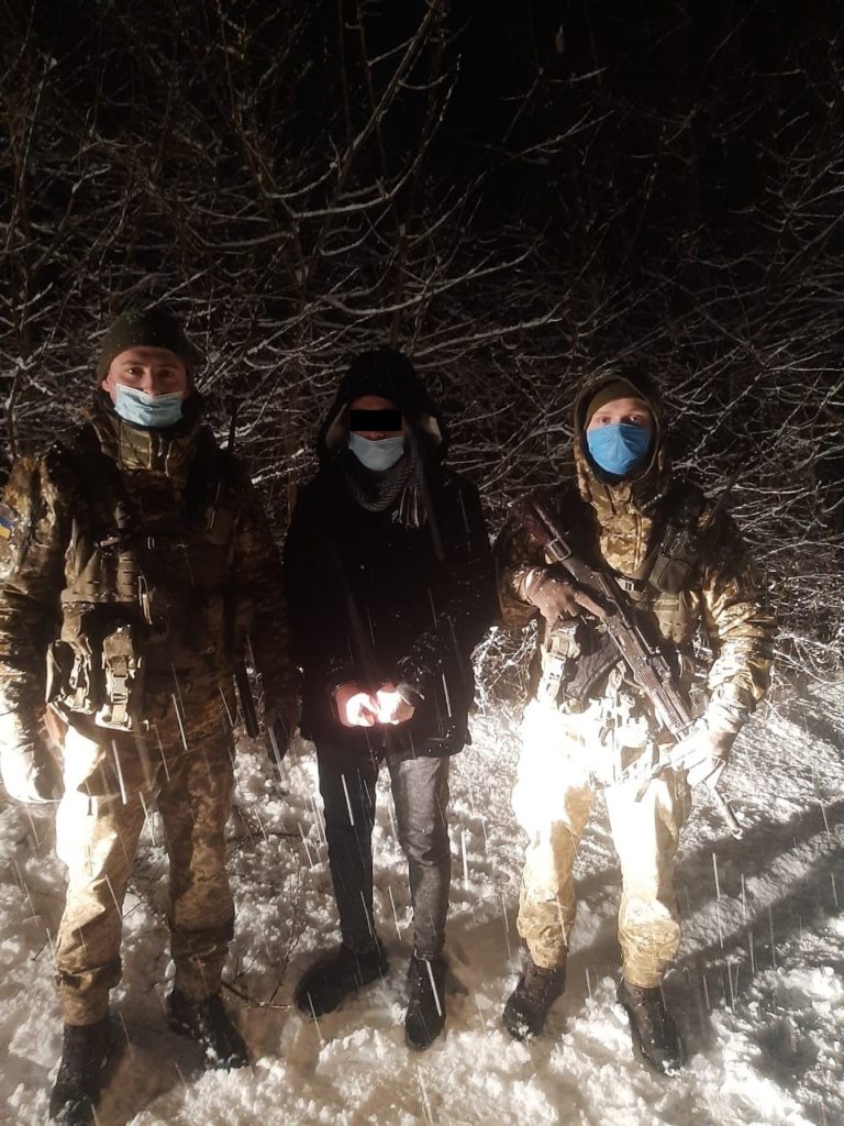 Вчора ввечері на кордоні Закарпаття затримали двох нелегалів