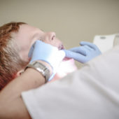 Резонансна справа: стоматологині, що била дітей, обрали запобіжний захід у вигляді особистого зобов’язання