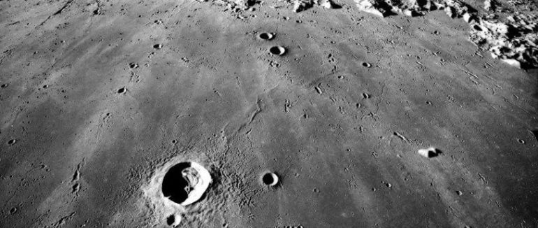 Китайським місяцеходом виявлений дивний моноліт на поверхні Місяця