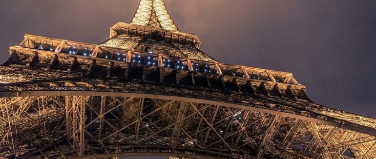 Ейфелева вежа в Парижі змінить свій колір