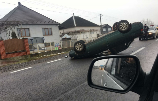 Ранкова автотроща на Закарпатті: посеред дороги авто перекинуло на дах