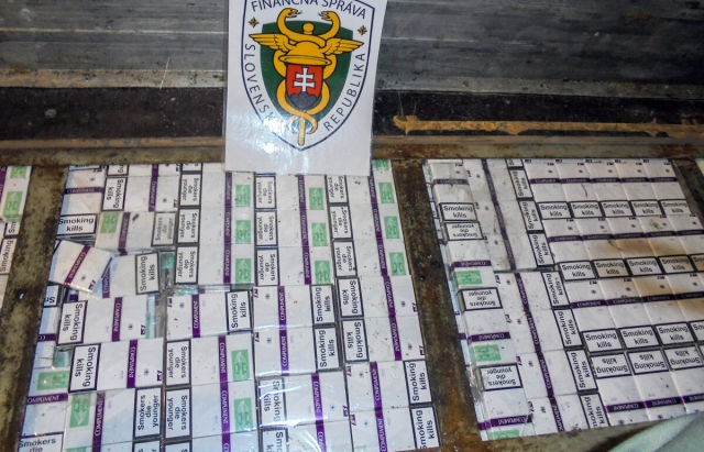 Контрабанда на ПП “Ужгород – Вишнє Немецке”: прикордонники вилучили понад 30 тисяч пачок сигарет