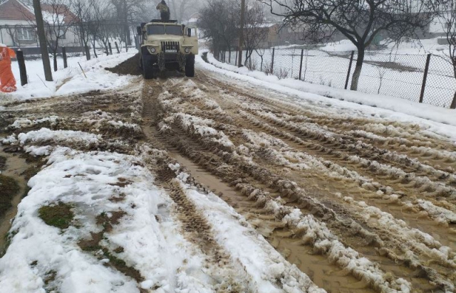 На Мукачівщині в одному із сіл влаштували мітинг: жителі проти аби їх селом їздили вантажівки