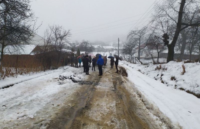 На Мукачівщині в одному із сіл влаштували мітинг: жителі проти аби їх селом їздили вантажівки