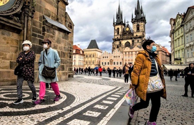 Відкриваються магазини та басейни: в Чехії припиняє дію “надзвичайний стан”