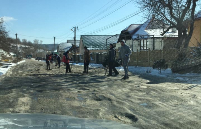 На вихідних жителі села Стройне на Закарпатті самі чистили дороги від снігу не дочекавшись комунальних служб