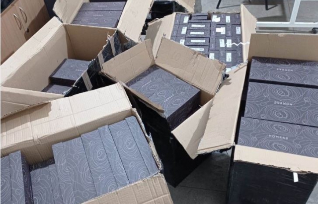 92 штуки жіночого одягу та 161 пара взуття італійського бренду українець намагався провезти через КПП “Тиса”