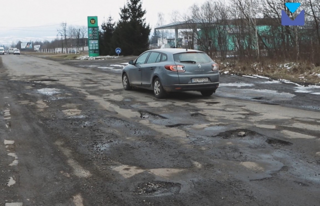 Вщент розбиті дороги на Іршавщині: жителям увірвався терпець і вони вийшли на протест