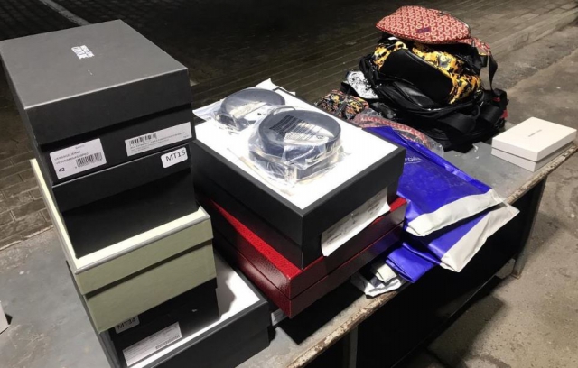 Закарпатська митниця вилучила брендові речі на суму понад 2000 євро