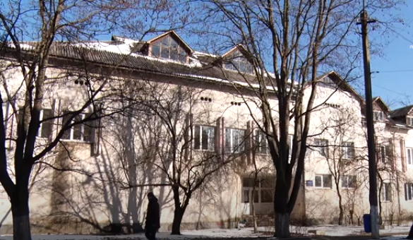 Будівля простоює вже майже десяток років: у Чопі бракує медзакладу