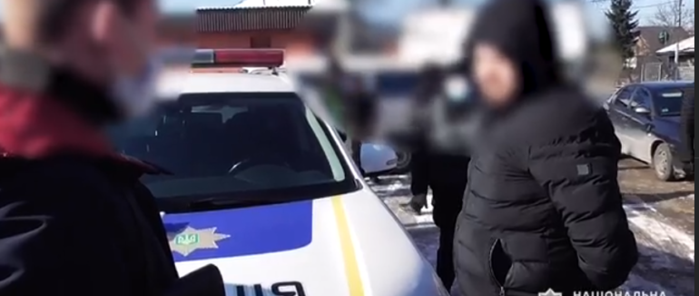 Жителя Хустського району затримала поліція за вимагання грошей у розмірі десяти тисяч доларів