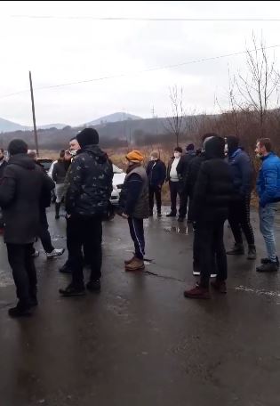 На Закарпатті перекрили дорогу “Свалява-Довге” – пряме включення