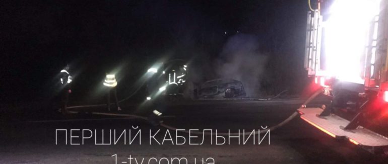 Шокуючі кадри пожежі: вночі у Мукачеві автівка згоріла вщент