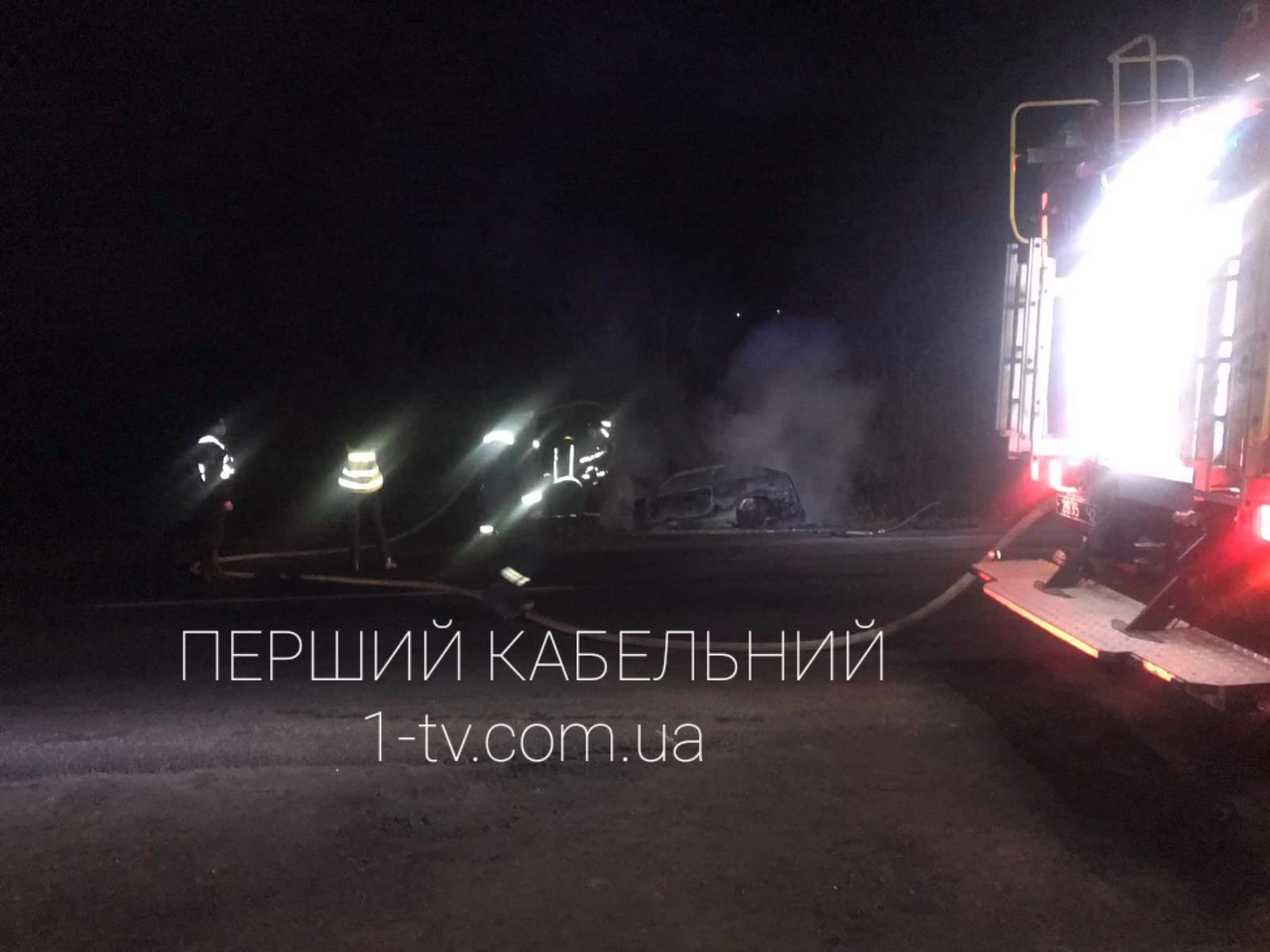 Шокуючі кадри пожежі: вночі у Мукачеві автівка згоріла вщент