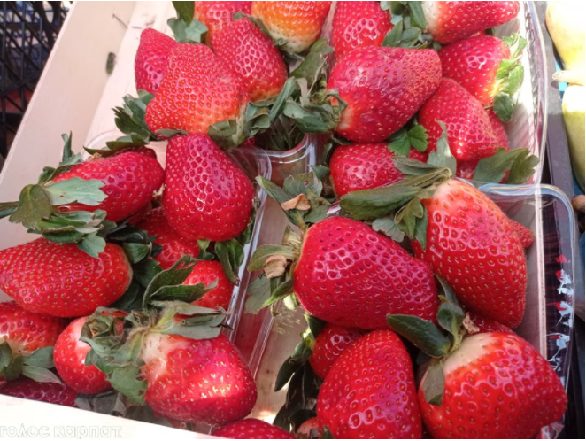 28 лютого: на Мукачівському ринку почали продавати перші ягоди