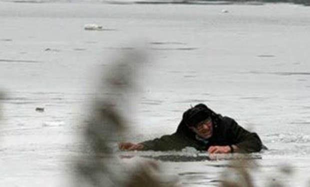 Поблизу Тячева оперативники врятували чоловіка, який мало не потонув у річці