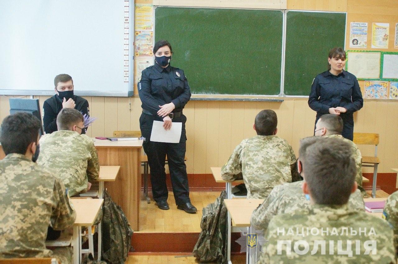 Працівники поліції продовжують співпрацювати з  молоддю: у Мукачево поліція закріпили співпрацю з воєнними ліцеїстами