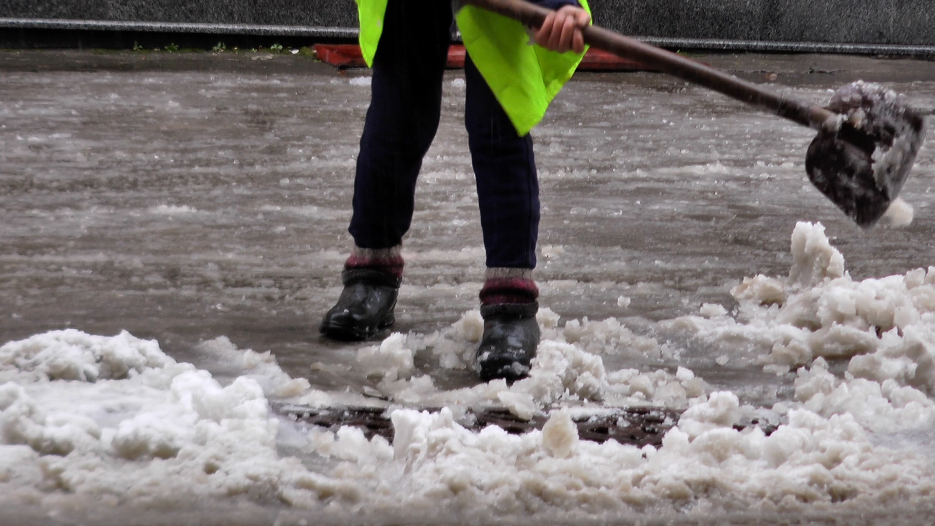 Примхлива погода: розчистка снігу в Ужгороді