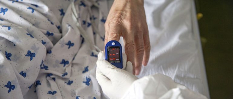 Нові симптоми, повторне зараження, у зоні ризику усі від 30 років: українські лікарі розповіли про мутації COVID-19