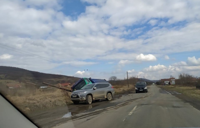 Вантажна автівка у кюветі: обідня автопригода на Закарпатті
